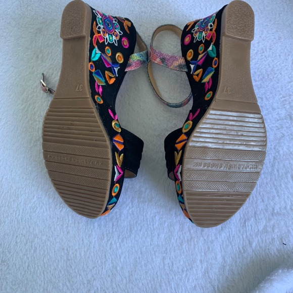 Embroidery wedges - Picture 2 of 5